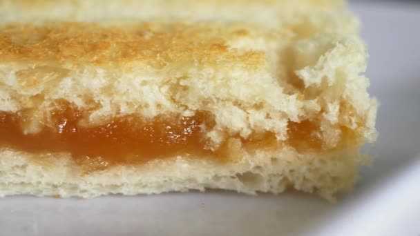 Kaya Roti Panggang Dengan Secangkir Teh Atas Meja — Stok Video