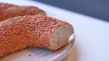 Tabakta taze simit ekmeği ,