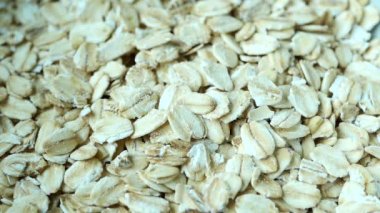 Kavrulmuş yulaf gevreğinin kapağını kapat. .