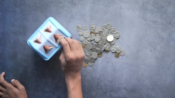 Tânăr Economisind Monede Într Borcan Alb Așezat — Videoclip de stoc