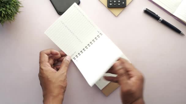 Person Hand Turning Calendar Table — Vídeo de stock