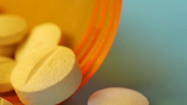  Pembe üzerine beyaz renkli tıbbi haplar dökülüyor. ,