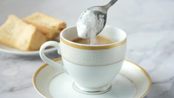 Наливая Белый Сахар Чашку Чая — стоковое видео