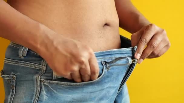 Männer Legen Jeans Und Zeigen Gewichtsverlust — Stockvideo