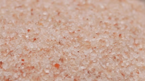 白の容器に生の乾燥ピンクのヒマラヤ塩 — ストック動画