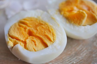 Masadaki kasede bağırsak yumurtasını kapat. ,