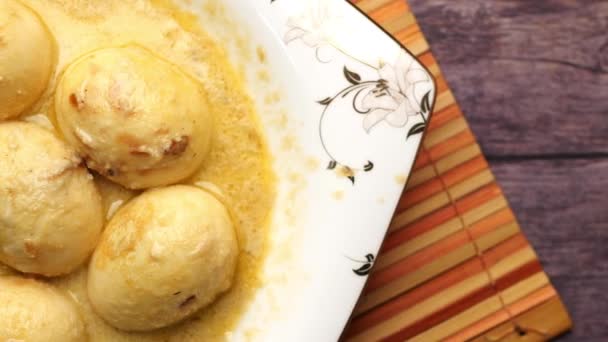 Πάνω Όψη Του Egg Curry Ένα Μπολ Στο Τραπέζι — Αρχείο Βίντεο