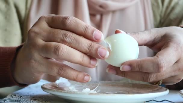 Women Perfectly Peeled Boiled Eggs — Video Stock