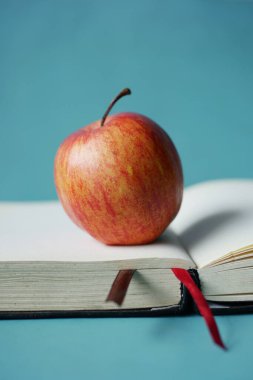 Siyah okul konsepti, masada elma.