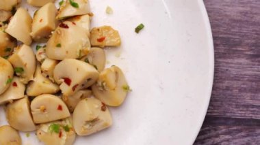 Sarımsak ve maydanozlu sotelenmiş mantar.