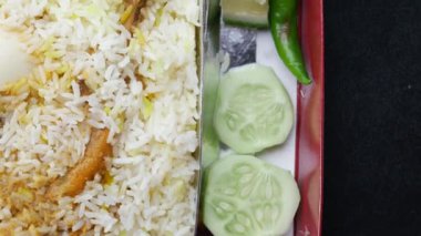  Masadaki kasede tavuk biryani yemeği