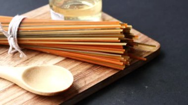 Masada sarı uzun spagetti yumurtası ve yağ var. ,