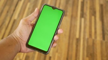 Akıllı telefon kullanarak genç adamın elini kapat.