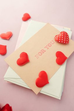 kırmızı arkaplanda kalp şekli ve zarf .