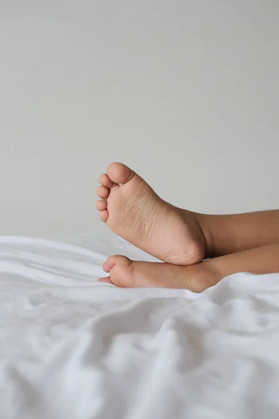 Childrens Bare Feet White Bed — Foto Stock