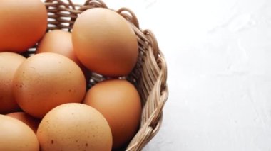 Yumurtaları bir kaseye koy.