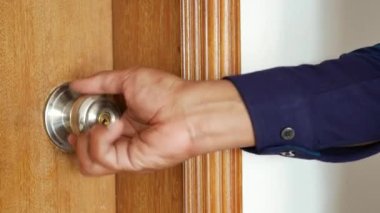 Mans Hand kapıyı kapatıyor .