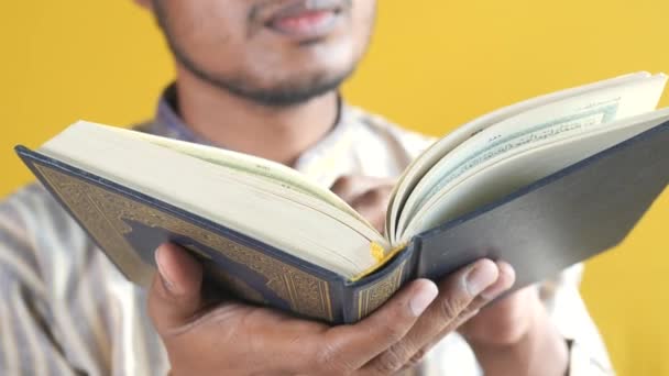 Muslim Man Hand Holding Holy Book Quran — Vídeo de stock