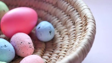 Paskalya konsepti pembe arka planda yumurta..