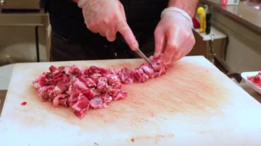  Yerel bir dükkanda çiğ et kesiyorum. .