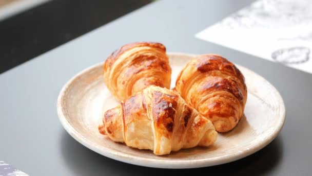 Handplockning Nybakad Croissant Tallriken — Stockvideo