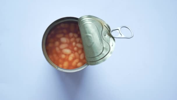 缶詰のトマト豆をテーブルに置いて — ストック動画