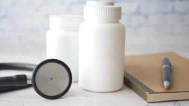 Stetoskop, kağıt ve kalemi klinik masasına kapatın.,