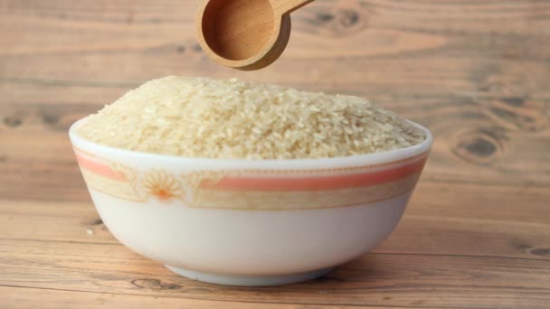 Κουτάλι Πάρει Ρύζι Από Ένα Μπολ Στο Τραπέζι — Αρχείο Βίντεο