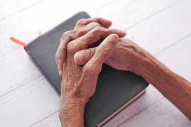  Elinde İncil tutan ve dua eden yaşlı kadınlar...