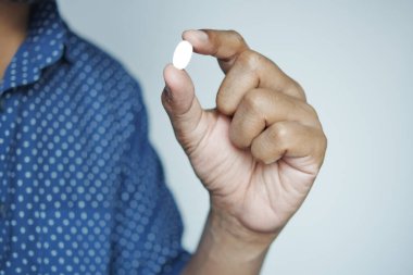 İnsan eli hapları fotokopi alanı ile yakın çekim .