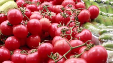 kırmızı arkaplanda küçük domates rengi 