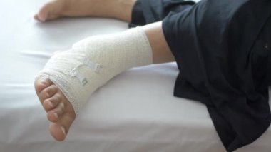 Ayakları bandajlı kadın, yakın plan. ,