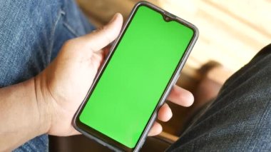 Akıllı telefon kullanarak genç adamın elini kapat.