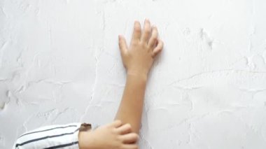  Çocuk kız cilt kaşıntısından muzdarip. .