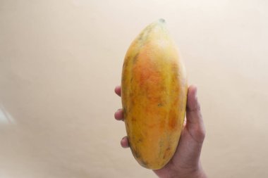 Beyaz tabakta bir dilim papaya.