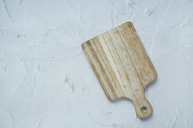 Siyah arka planda ahşap doğrama tahtası.