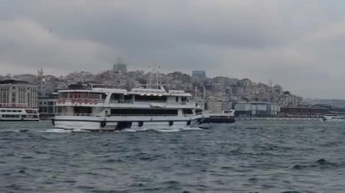 İstanbul şehir manzarası, feribot ve köprü.