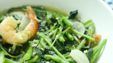 Masada taze ıspanak yaprakları