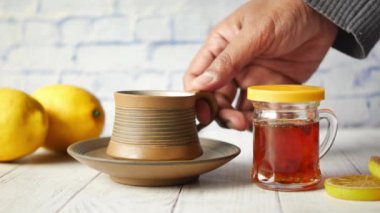 Kuru limon, zencefil ve yeşil çayı masaya koy. .