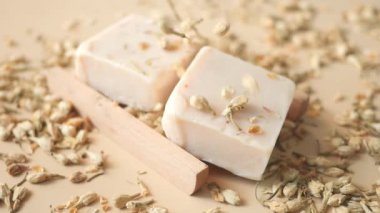 Siyah arka planda ev yapımı doğal sabun çubuğu .