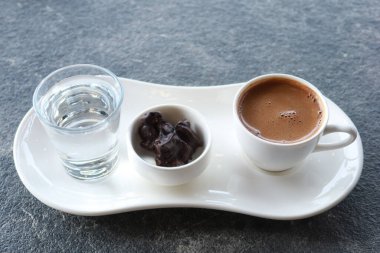 Dışarıdaki masada bir fincan Türk kahvesi. ,