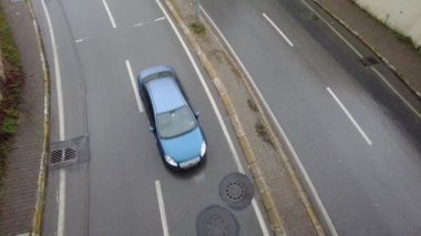 Singapur Meyve Bahçesi yolunda şehir arabaları ,