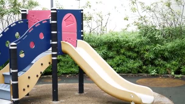 Πολύχρωμη Παιδική Χαρά Στην Αυλή Στο Πάρκο — Αρχείο Βίντεο