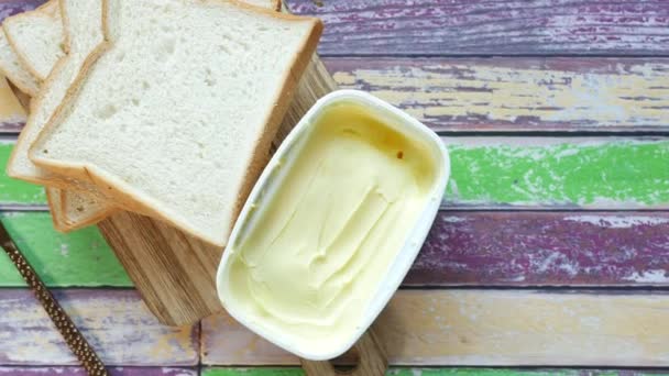 Beyaz Zemin Üzerinde Ekmek Olan Bir Kabın Içinde Taze Tereyağı — Stok video