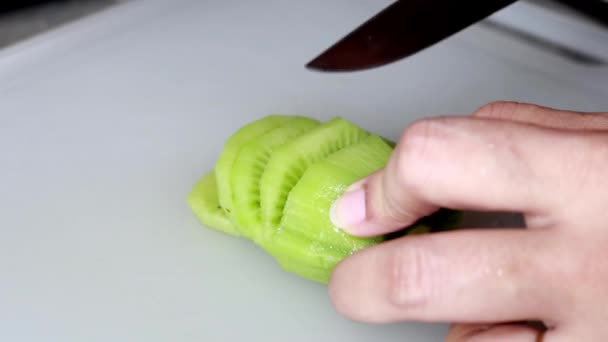 Womans Hands Cutting Kiwi Chopping Board — Stockvideo