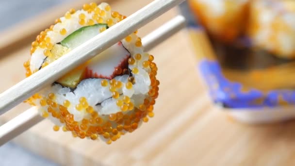 Roll Sushi Łososiem Krewetkami Awokado — Wideo stockowe