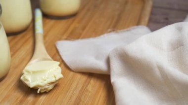  Masadaki cam kavanozda karamel pudingi. .