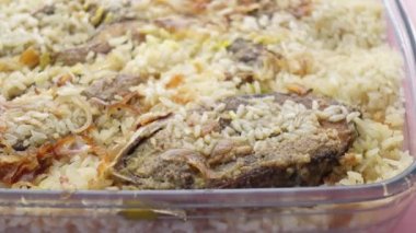  Masadaki kasede tavuk biryani yemeği