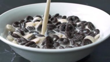  Sarı bir kasede mısır gevreği ve süt. ,