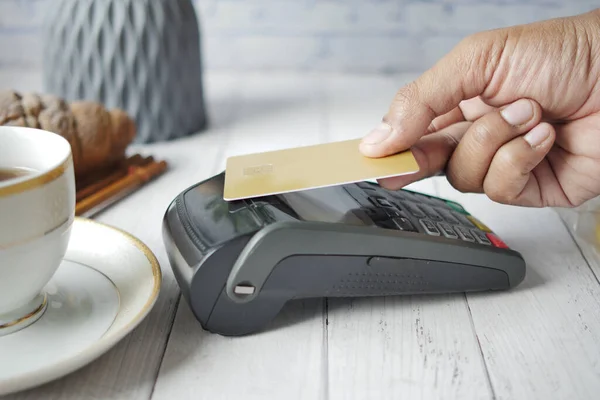 Payment terminal charging from a card, contactless payment